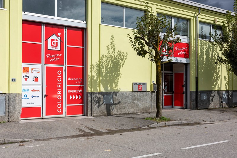 Esterno del punto vendita DECOM di Clusone