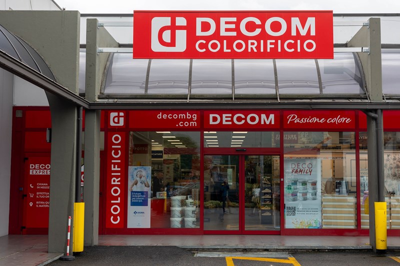 Esterno del punto vendita DECOM di Costa Volpino