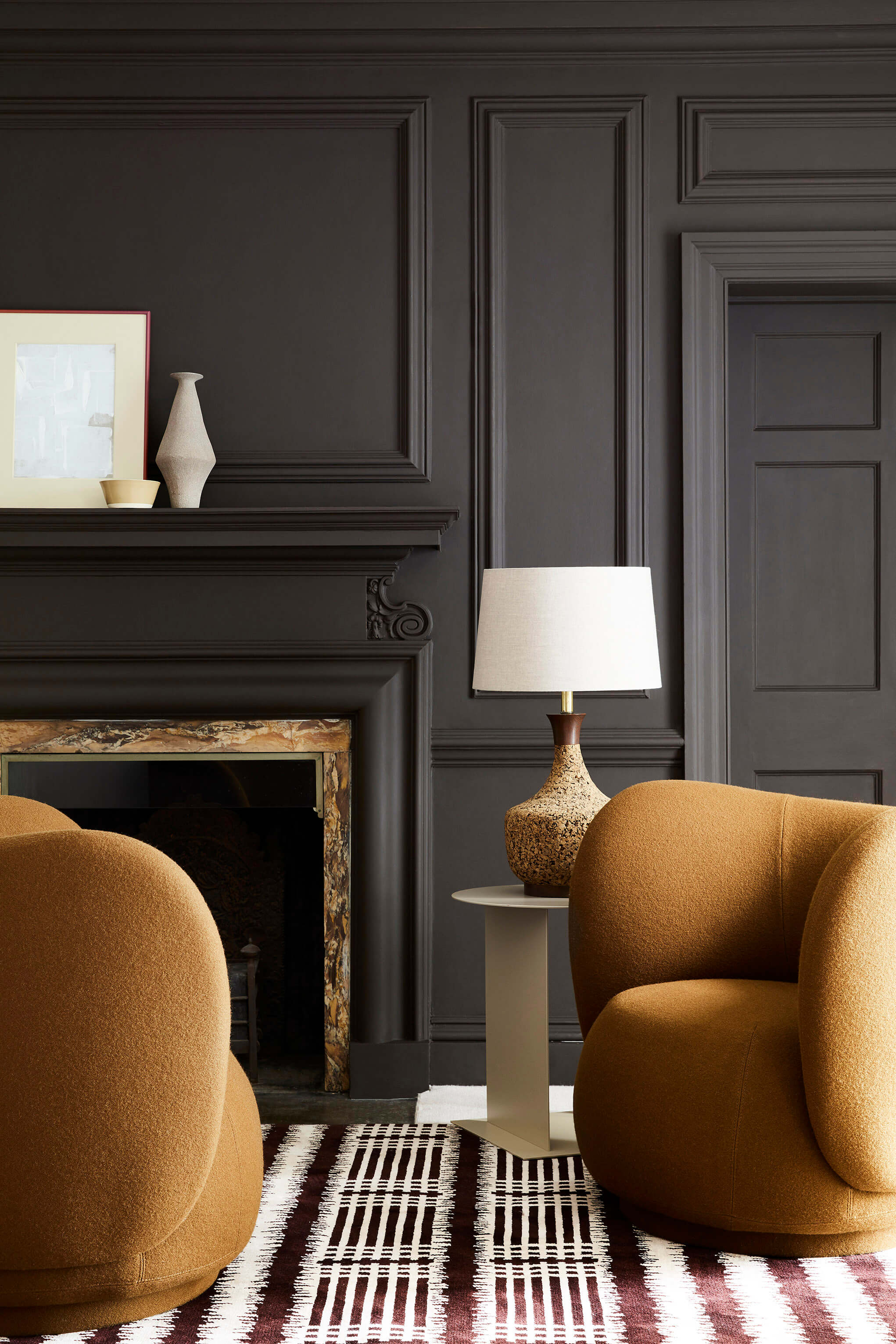 Poltrone color cioccolato in un ambiente Little Greene